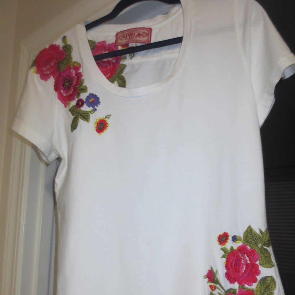 JW T-shirt with embroidery